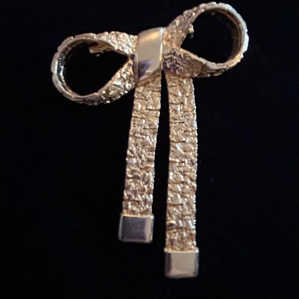 Vintage Gold Tone Bow Brooch – Textured Statement Ribbon Pin, 1970s